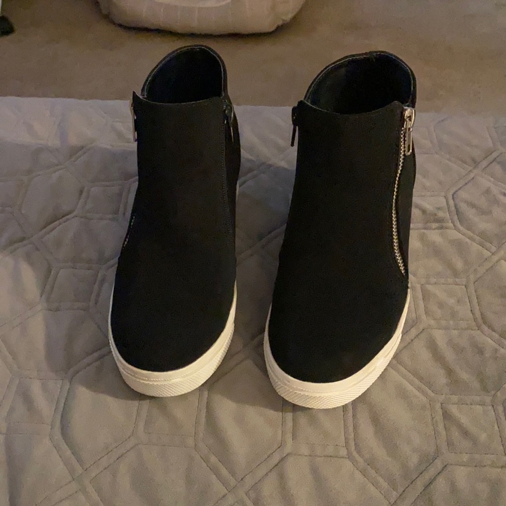 Brash Cece hidden wedge. Size: 7